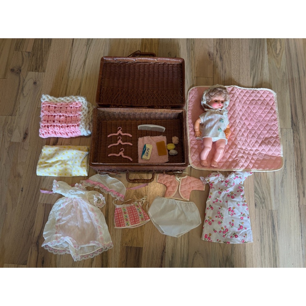 Vintage Eegee 12-SF Doll Layette Set w/ Wicker Case Accessories & Soap